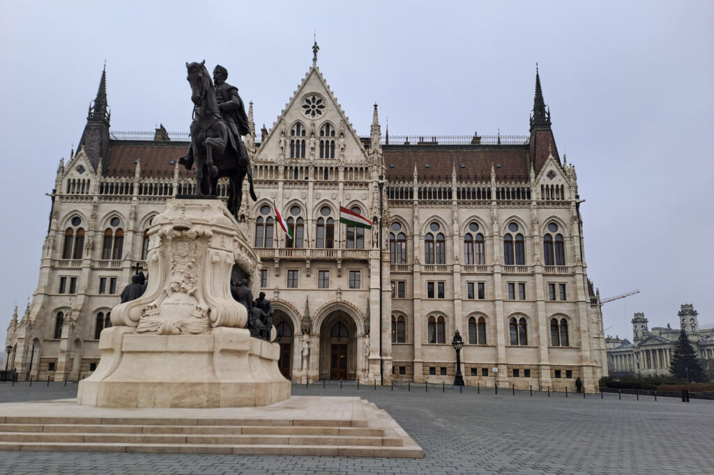 lato del parlamento di budapest