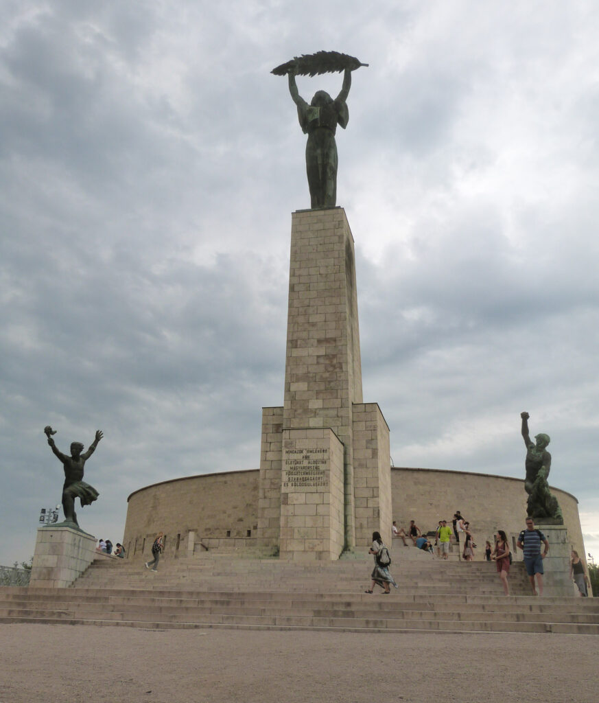 statua della libertà a budapest