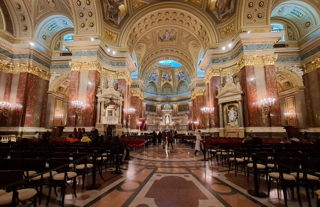 interno della basilica di santo stefano