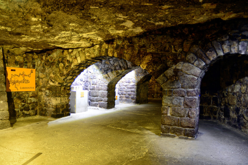 grotta del castello budapest
